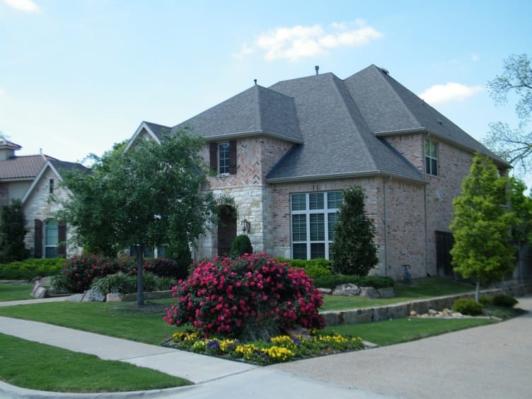 Picture of House with manicured lawn