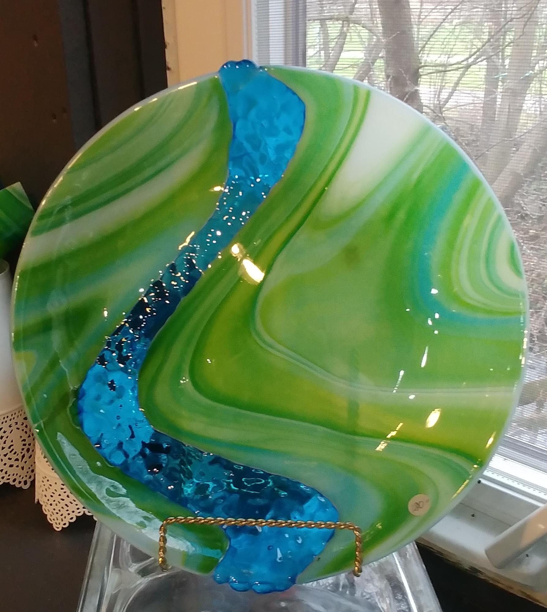 Glass plate with colourful design