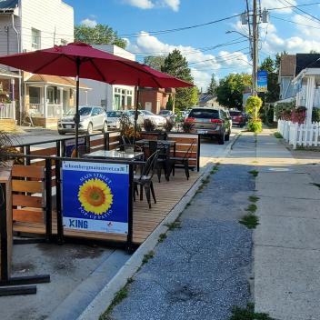 street patio at Leonardos