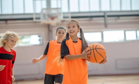 kids playing basketball