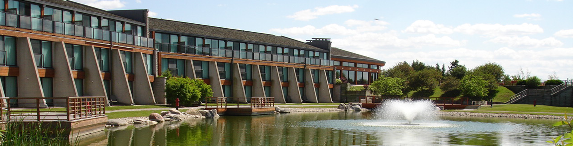 Kingbridge Centre with pond and fountain