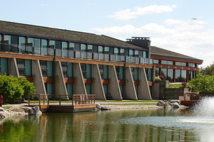 Kingbridge Centre with pond and fountain