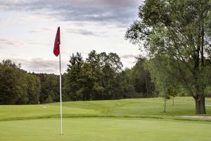 Nobleton Lakes Golf Course hole with flag 